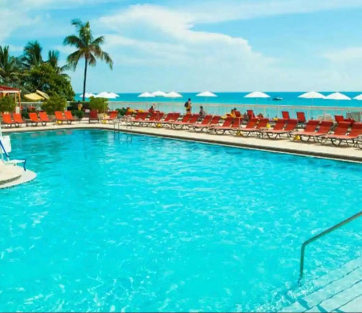 Ramada Plaza By Wyndham Marco Polo Beach Resort Голдън Бийч Екстериор снимка