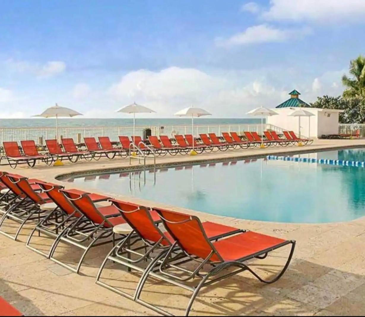 Ramada Plaza By Wyndham Marco Polo Beach Resort Голдън Бийч Екстериор снимка